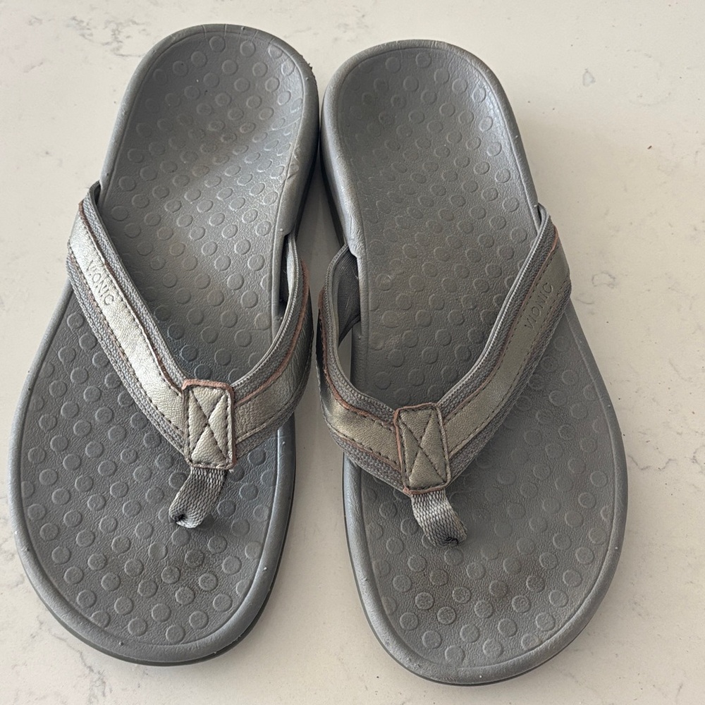 Vionic Gray Flip-Flops